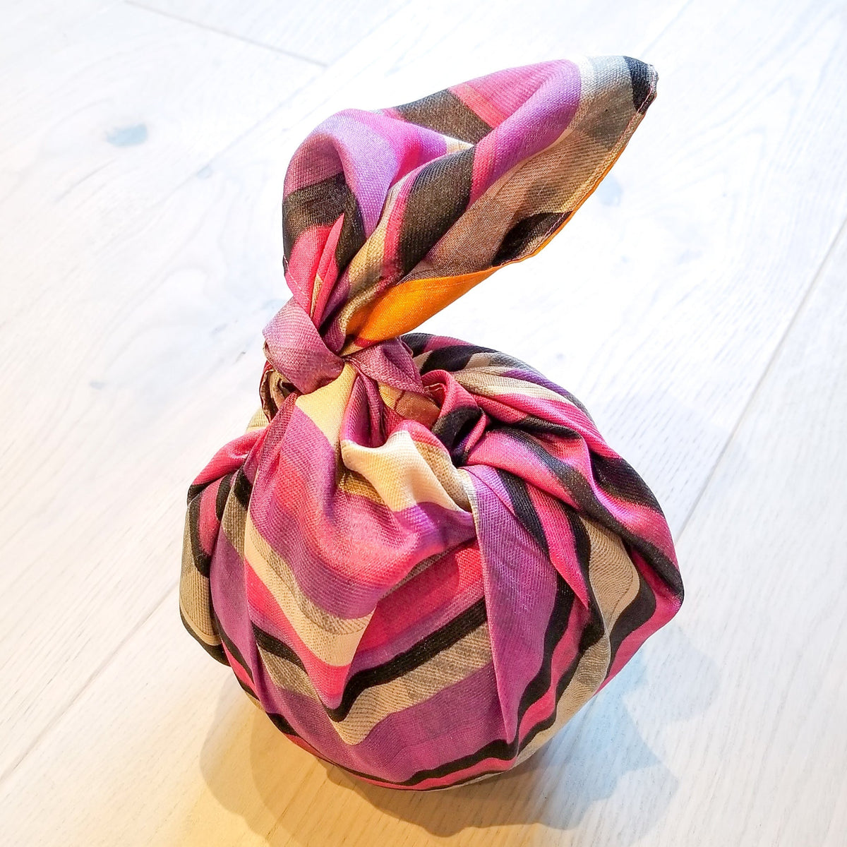 Reusable sari gift wrap, upcycled and reversible - Wear Yaani