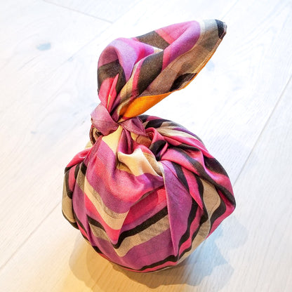 Reusable sari gift wrap, upcycled and reversible - Wear Yaani